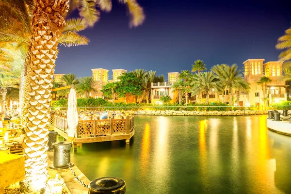 Dubai Madinat Jumeirah di notte lungo il canale — Foto Stock