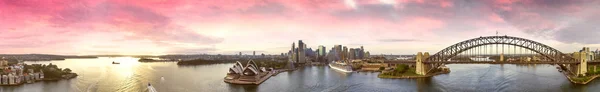 Sydney Harbour Bridge in der Abenddämmerung. Panorama-Luftaufnahme aus der Drohne — Stockfoto