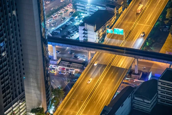 Widok z lotu ptaka na główną ulicę miasta i budynki, Bangkok — Zdjęcie stockowe