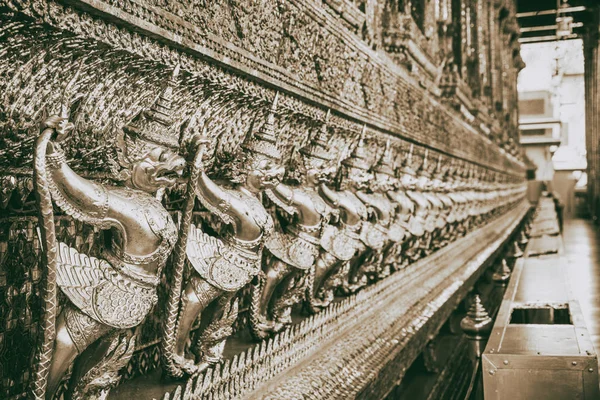 Garuda wat phra kaew in bangkok, thailand - eine Reihe von kunstvollen gol — Stockfoto