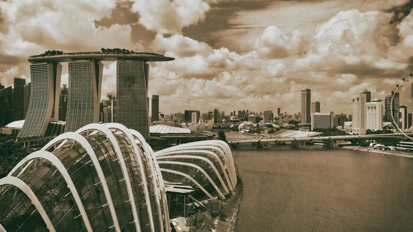 Singapore från luften. Utsikt över drönaren från Marina Bay Park — Stockfoto