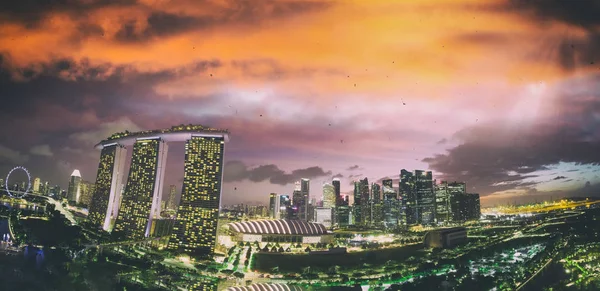 Singapore vid solnedgången. Flygfoto över Marina Bay och Downtown från — Stockfoto