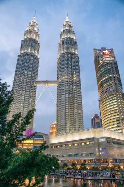 KUALA LUMPUR, MALÁSIA - 27 de dezembro de 2019: Luzes da cidade em torno de f — Fotografia de Stock