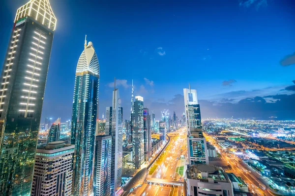 Vue aérienne incroyable du centre-ville de Dubaï au crépuscule. Gratte-ciels a — Photo