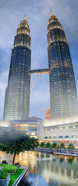 Függőleges panoráma a Petronas Towers éjjel, Kuala Lumpur, Mal — Stock Fotó