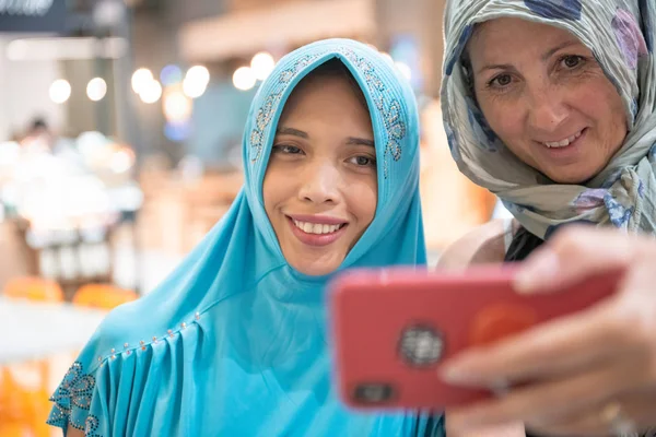 Muslim Women Wearing Hijab Smiling Taking Selfies City Mall — Stock Photo, Image