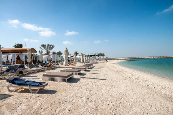 ABU DHABI, Emirati Arabi Uniti - 8 DICEMBRE 2016: Yas Island beach on a sunny d — Foto Stock