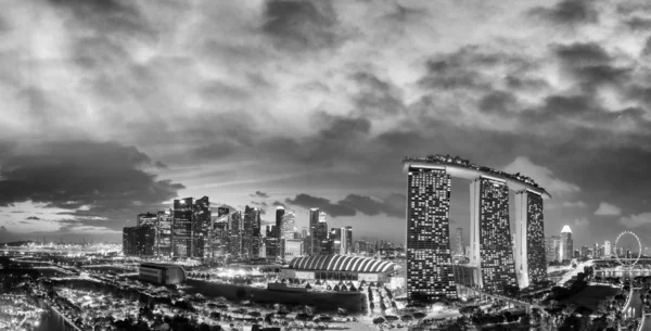 Singapur o zachodzie słońca. Widok z lotu ptaka Marina Bay i Downtown z — Zdjęcie stockowe