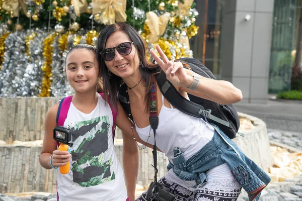 Gelukkig jong meisje op vakantie met haar moeder met fotografische eq — Stockfoto