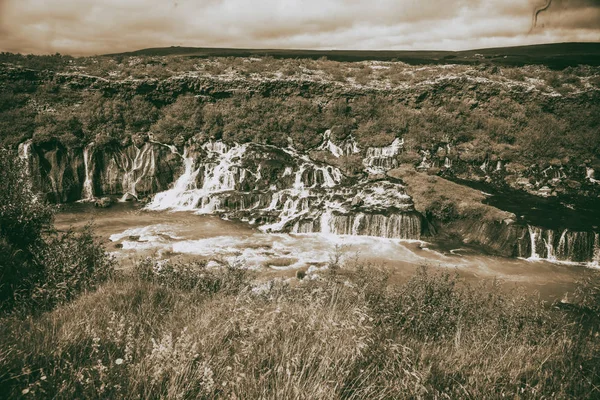 冰岛的风景。 夏季的Hraunfossar瀑布 — 图库照片