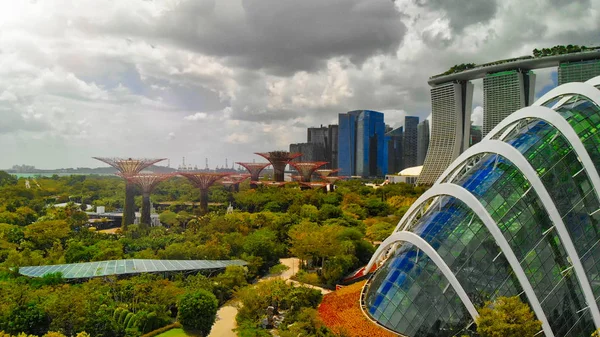 Szingapúr a levegőből. Drónkilátás a Marina Bay Parkból — Stock Fotó