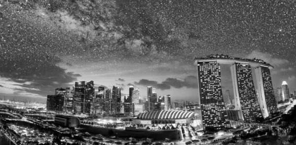 Flygfoto över Singapore en stjärnklar natt. Marina Bay och Downt — Stockfoto