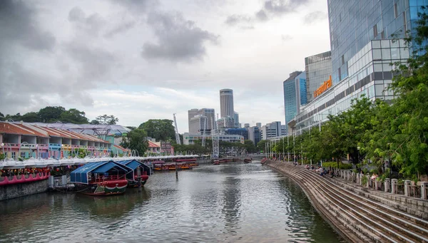 SINGAPORE - JANUARY 3, 2020: Twilight view of Singapore river an — 스톡 사진