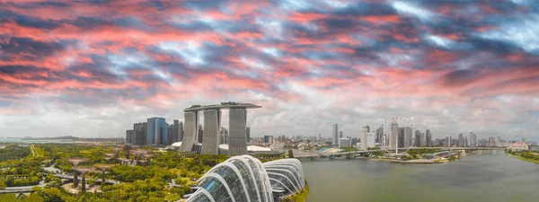 Vista aérea panorámica del horizonte de Singapur al atardecer — Foto de Stock