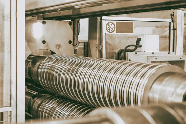 Máquina cortadora de bobinas, procedimiento de corte industrial — Foto de Stock