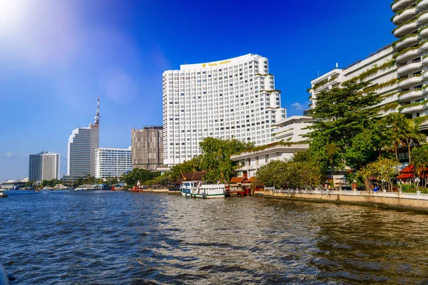 BANGKOK, THAILAND - joulukuu 14, 2019: Koteja Chao Phraya R: llä — kuvapankkivalokuva