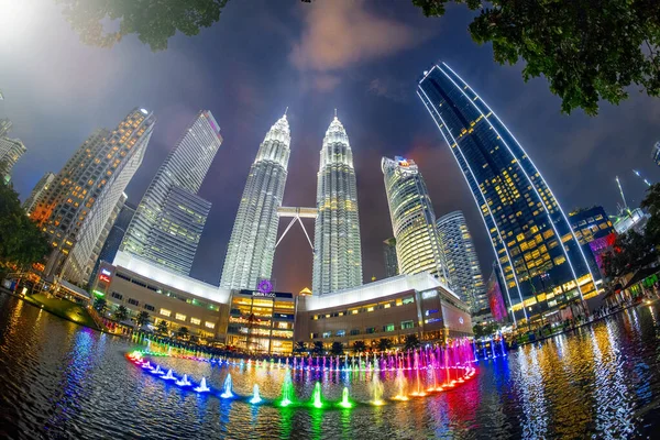 KUALA LUMPUR, MALAYSIA - 27 ДЕКАБРЯ 2019: Городские огни вокруг f — стоковое фото