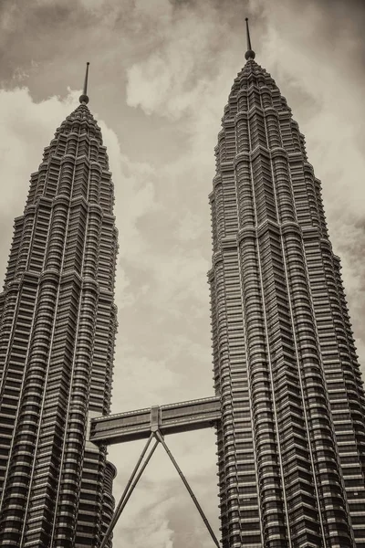 Slavné Petronas Towers v Kuala Lumpur, Malajsie — Stock fotografie