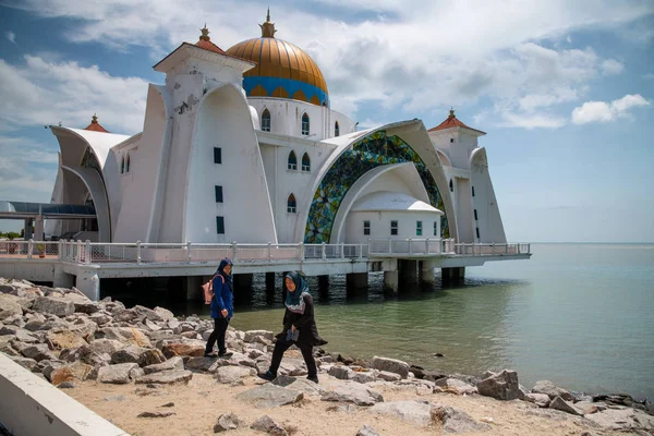Melaka, Malezja - 28 grudnia 2019: Meczet Cieśniny Malakka, — Zdjęcie stockowe
