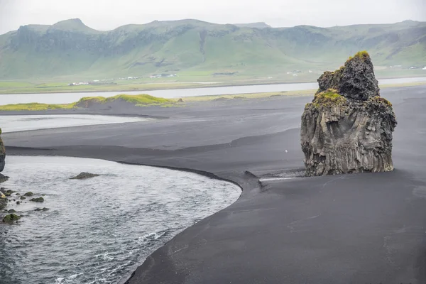 Islandlandschaft. kirkjufjara schwarzer Strand in der Sommersaison — Stockfoto