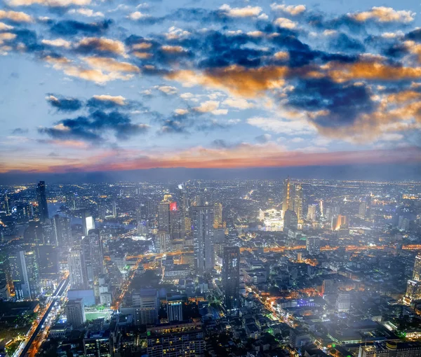 Luchtfoto zonsondergang uitzicht op Bangkok moderne skyline, Thailand — Stockfoto