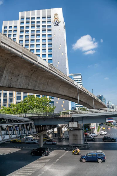 BANGKOK, THAILAND - DECEMBER 16, 2019: Traffic along city street — Stock Photo, Image