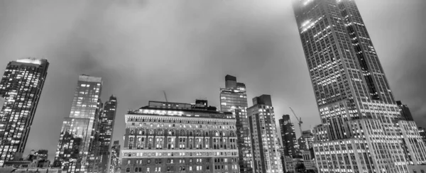 Skyline notturno di Manhattan con grattacieli alti — Foto Stock