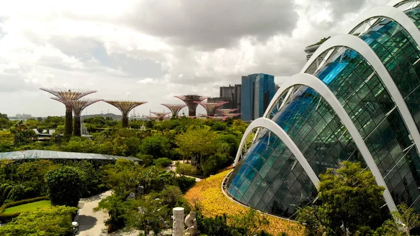 Szingapúr a levegőből. Drónkilátás a Marina Bay Parkból — Stock Fotó