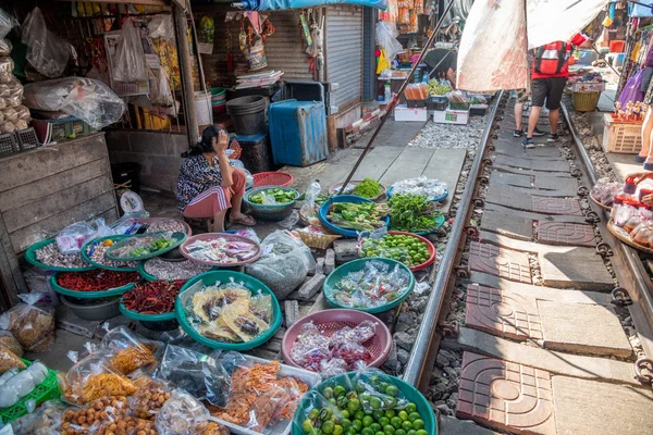 MAEKLONG, THAILAND - joulukuu 15, 2019: kuuluisa rautatiemerkki — kuvapankkivalokuva