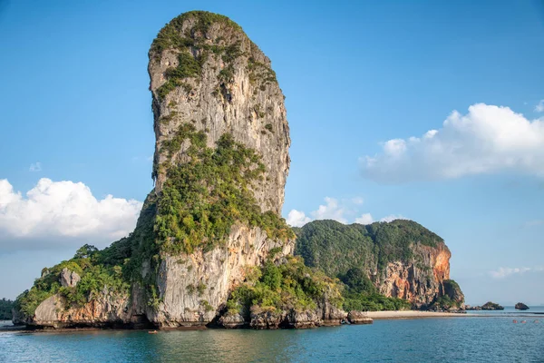 Incredibile roccia lungo la famosa Railay Beach, Ao Nang, Thailandia — Foto Stock
