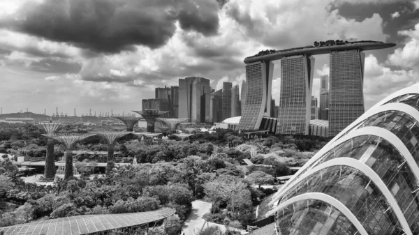 Singapur desde el aire. Vista del dron desde Marina Bay Park — Foto de Stock