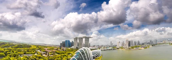 Vista aérea panorámica del horizonte de Singapur al atardecer — Foto de Stock