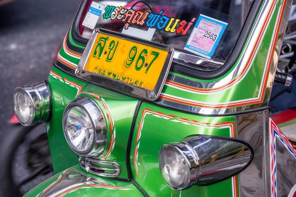BANGKOK, TAILANDIA - 14 DE DICIEMBRE DE 2019: Tuk Tuk Verde estacionado en el estacionamiento — Foto de Stock