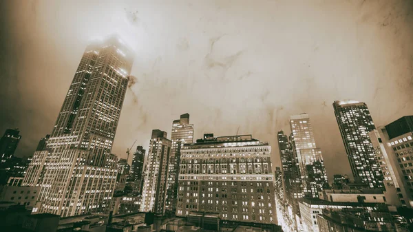 New York City - december 2018: Manhattan nachtelijke skyline met hoge — Stockfoto