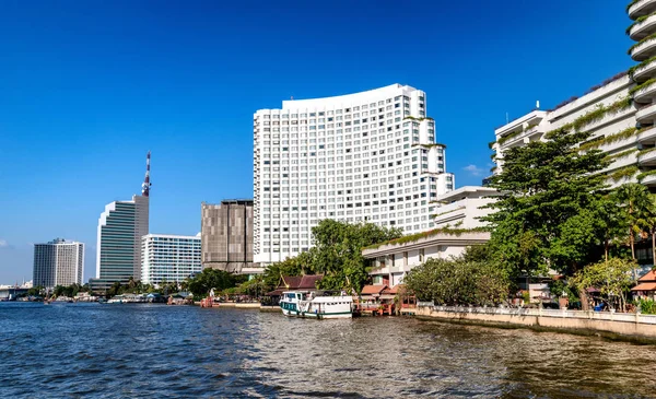 Casas ao longo do rio Chao Phraya em Bancoc — Fotografia de Stock