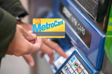 New York City - Aralık 2018: Adam metrokartı parasıyla doldurdu