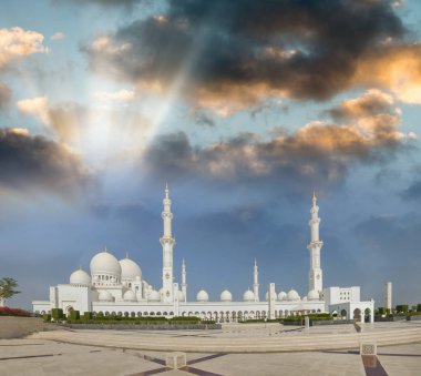 Gün batımında Skeikh Zayed Camii 'nin panoramik manzarası, Uae