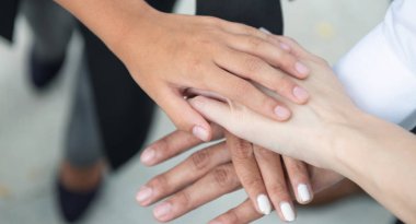 Takım çalışması ve işbirliği konsepti, insanlar ellerini uzatıyor.