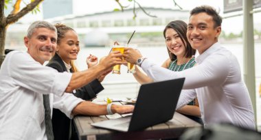 Patron ve çalışanları dışarıda iş başarıları için tezahürat yapıyorlar..