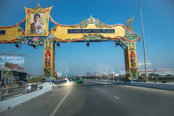 Bangkok, Thailand - 14 december 2019: Lang leve de koning weg s — Stockfoto
