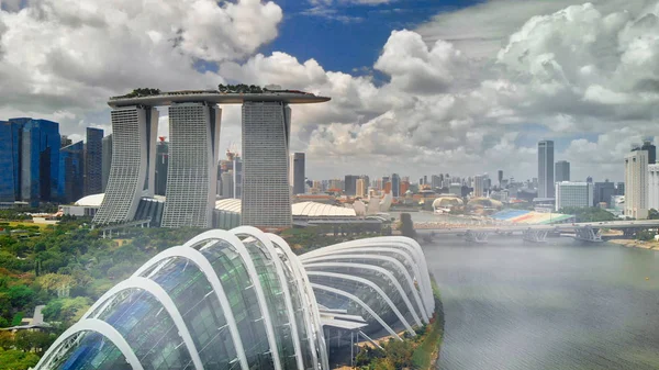 Singapur z powietrza. Widok drona z Marina Bay Park — Zdjęcie stockowe