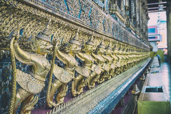 Garuda Wat Phra Kaew a Bangkok, Thailandia - Una linea di gol ornati — Foto Stock