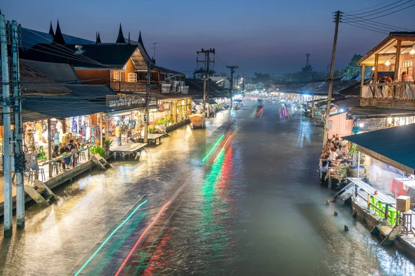 Amphawa, Thailand - 15 december 2019: Lätta spår av båtkors — Stockfoto