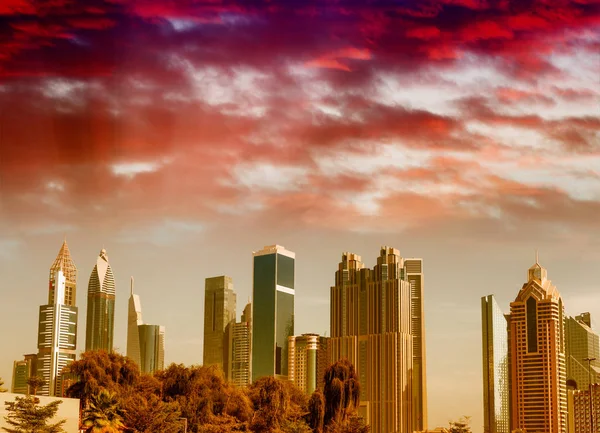 Dubai horizonte panorâmico e edifícios ao pôr do sol — Fotografia de Stock