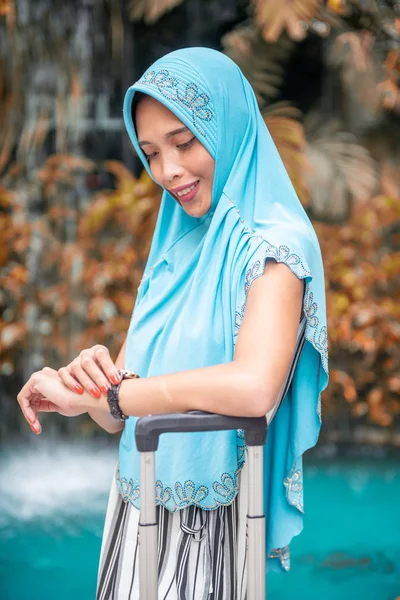 Muslim Wanita Dengan Hijab Tersenyum Menunggu Seseorang Luar Ruangan — Stok Foto