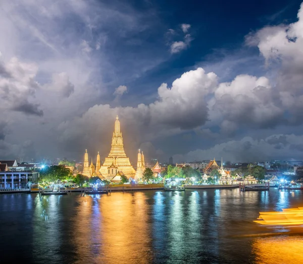 Night view of Wat Arun Ratchawararam temple. Beautiful sunset at — Stock Photo, Image