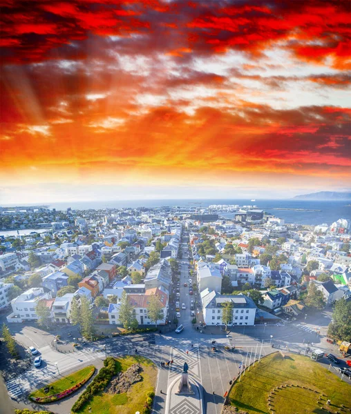 Uitzicht op de stad vanuit Hallgrimskirkja in Reykjavik, IJsland — Stockfoto