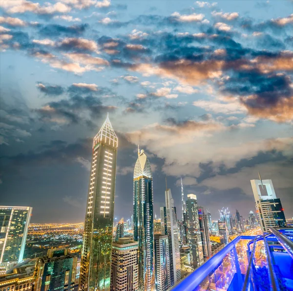 从谢赫扎耶德俯瞰迪拜市中心天空的惊人景象 — 图库照片
