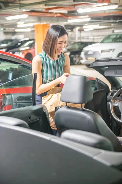 Feliz Mujer Asiática Sonriendo Después Comprar Nuevo Coche Deportivo —  Fotos de Stock