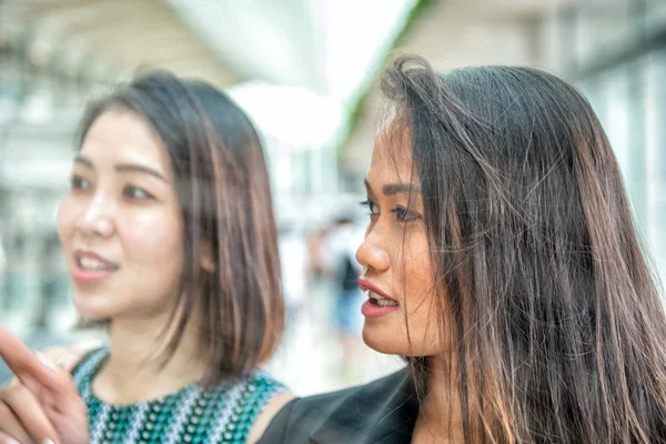 Duas Amigas Visitando Shopping Cidade Para Temporada Compras — Fotografia de Stock